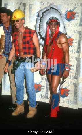 BURBANK, CA - 5 juin : Chanteurs David Hodo et Felipe Rose du village participent à la deuxième édition annuelle de la MTV Movie Awards le 5 juin 1993 à Walt Disney Studios de Burbank, Californie. Photo de Barry King/Alamy Stock Photo Banque D'Images