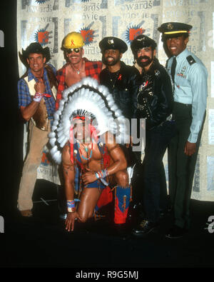 BURBANK, CA - 5 juin : Chanteurs David Hodo, Felipe Rose, Ray Simpson, Glenn Hughes et Alex Briley du village participent à la deuxième édition annuelle de la MTV Movie Awards le 5 juin 1993 à Walt Disney Studios de Burbank, Californie. Photo de Barry King/Alamy Stock Photo Banque D'Images