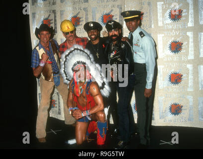 BURBANK, CA - 5 juin : Chanteurs David Hodo, Felipe Rose, Ray Simpson, Glenn Hughes et Alex Briley du village participent à la deuxième édition annuelle de la MTV Movie Awards le 5 juin 1993 à Walt Disney Studios de Burbank, Californie. Photo de Barry King/Alamy Stock Photo Banque D'Images