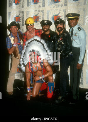 BURBANK, CA - 5 juin : Chanteurs David Hodo, Felipe Rose, Ray Simpson, Glenn Hughes et Alex Briley du village participent à la deuxième édition annuelle de la MTV Movie Awards le 5 juin 1993 à Walt Disney Studios de Burbank, Californie. Photo de Barry King/Alamy Stock Photo Banque D'Images