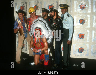 BURBANK, CA - 5 juin : Chanteurs David Hodo, Felipe Rose, Ray Simpson, Glenn Hughes et Alex Briley du village participent à la deuxième édition annuelle de la MTV Movie Awards le 5 juin 1993 à Walt Disney Studios de Burbank, Californie. Photo de Barry King/Alamy Stock Photo Banque D'Images