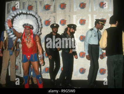 BURBANK, CA - 5 juin : Chanteurs David Hodo, Felipe Rose, Ray Simpson, Glenn Hughes et Alex Briley du village participent à la deuxième édition annuelle de la MTV Movie Awards le 5 juin 1993 à Walt Disney Studios de Burbank, Californie. Photo de Barry King/Alamy Stock Photo Banque D'Images