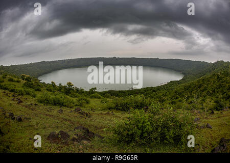 Lonar Lake National Geo-monument du patrimoine plein cratère vue rim à Karnataka district, Maharashtra INDE Banque D'Images