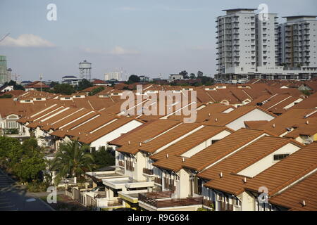 Brique carrelage toiture de maisons résidentielles en Malaisie Banque D'Images