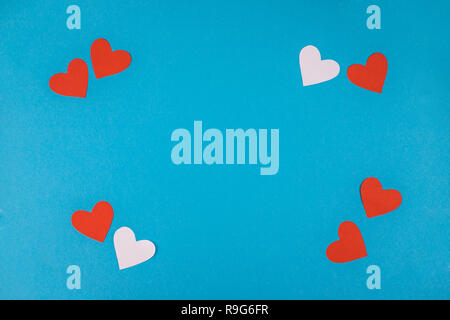 Coeur rouge et blanc sur fond bleu. Banque D'Images