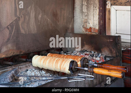 La Patisserie De Kurtoskalacs Le Traditionnel Gateau Hongrois A La Broche Dans Une Patisserie Festival Kurtoskalacs Fesztival A Budapest Hongrie Octobre 18 Photo Stock Alamy