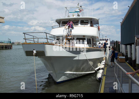 NEW YORK, NY - 21 juin : Bateau amarré avant après la 2015 Father's Day Cruise sur New York Health and Racquet location le 21 juin 2015 à New York. (Photo par Steve Mack/S.D. Mack Photos) Banque D'Images