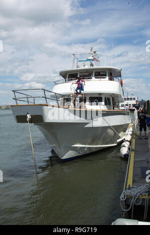 NEW YORK, NY - 21 juin : Bateau amarré avant après la 2015 Father's Day Cruise sur New York Health and Racquet location le 21 juin 2015 à New York. (Photo par Steve Mack/S.D. Mack Photos) Banque D'Images