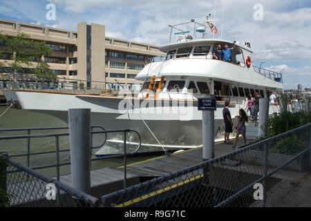 NEW YORK, NY - 21 juin : Bateau amarré avant après la 2015 Father's Day Cruise sur New York Health and Racquet location le 21 juin 2015 à New York. (Photo par Steve Mack/S.D. Mack Photos) Banque D'Images