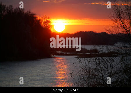 Coucher de soleil coloré sur le fleuve Loire, France sur une journée d'hiver Banque D'Images