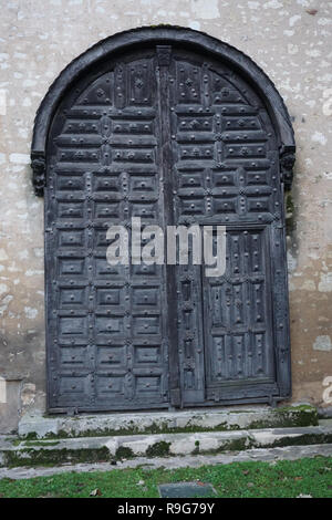Tall vieille porte en bois, entrée d'un bâtiment en pierre de calcaire dans la vallée de la Loire, France Banque D'Images