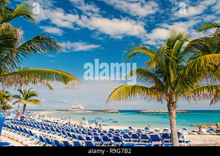 Great Stirrup Cay, Bahamas - janvier 08, 2016 : mer plage, personnes, chaises, vert palmiers aux beaux jours. Les vacances d'été, des vacances, se détendre. Voyage Voyage Voyage Voyage aventure Découverte Banque D'Images