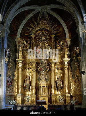 L'Espagne, la Galice, province de Lugo, Mondoñedo. La Cathédrale. Retable principal, 1769. Auteur : Fernando de Teran (18ème siècle. De style rococo. Vierge accompagnée d'anges qui mènent à la Trinité. Sur les côtés, statue de Saint-Rudesind et st. Martin de Braga. Banque D'Images