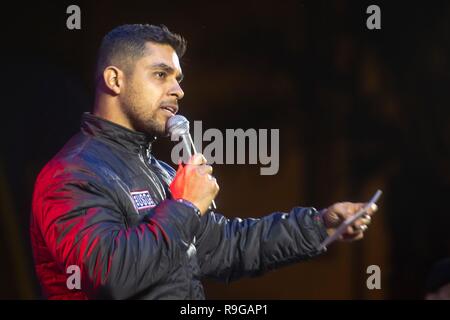 Manama, Bahreïn. Dec 21, 2018. L'acteur Wilmer Valderrama, prend part à l'état-major interarmées USO spectacle de Noël pour les membres service déployé à la base navale américaine de Bahreïn le 22 décembre 2018 à Manama, Bahreïn. Cette année, les acteurs du spectacle : Milo Ventimiglia, Wilmer Valderrama, DJ J Dayz, Nord l'homme sur terre Matt Fraser, 3 fois médaillé d'or olympique Shaun White, chanteuse de musique Country Kellie Pickler, et comédien Jessiemae Peluso. Credit : Planetpix/Alamy Live News Banque D'Images