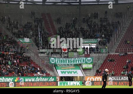 Augsburg, Allemagne. 26Th Dec 2018. firo : 23.12.2018, Football, 1.Bundesliga, la saison 2018/2019, le FC Augsburg - VFL Wolfsburg, VFL Wolfsburg, VFL Wolfsburg,, Fans, général, les déposants, dans le monde entier l'utilisation caractéristique | Credit : dpa/Alamy Live News Banque D'Images