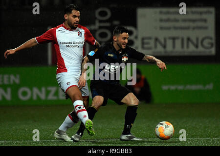 Emmen, Pays-Bas 23 décembre 2018 de l'Eredivisie néerlandaise de football : FC Emmen v Willem II Keziah Veendorp (FC Emmen) en Pol Llonch (Willem II) Crédit : Orange Photos vof/Alamy Live News Banque D'Images