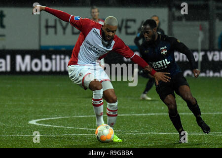 Emmen, Pays-Bas 23 décembre 2018 de l'Eredivisie néerlandaise de football : FC Emmen v Willem II Jafar Arias (FC Emmen) fr Vurnon Anita (Willem II) Crédit : Orange Photos vof/Alamy Live News Banque D'Images