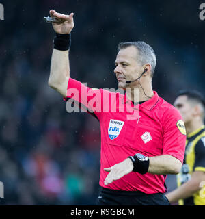 Doetinchem Pays-Bas, 23 décembre 2018 de l'Eredivisie néerlandaise de football : De Graafschap v Vitesse Arnhem Scheidsrechter Bjorn Kuipers : Crédit photos Orange/Alamy Live News vof Banque D'Images