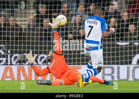 Doetinchem Pays-Bas, 23 décembre 2018 de l'Eredivisie néerlandaise de football : De Graafschap v Vitesse Arnhem 2018-2019 de l'eredivisie L-R Eduardo van Vitesse, Fundjel Narsingh van de Graafschap, Crédit : Orange Photos Live News Alamy/vof Banque D'Images