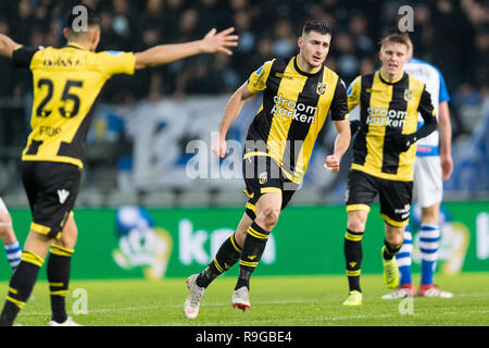 Doetinchem Pays-Bas, 23 décembre 2018 de l'Eredivisie néerlandaise de football : De Graafschap v Vitesse Arnhem 2018-2019 de l'eredivisie L-R Navarone Foor van Vitesse, Matus Bero van Vitesse, Martin Odegaard van Vitesse, Crédit : Orange Photos vof/Alamy Live News Banque D'Images