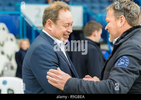 Doetinchem Pays-Bas, 23 décembre 2018 de l'Eredivisie néerlandaise de football : De Graafschap v Vitesse Arnhem 2018-2019 de l'eredivisie L-R onderonsje Coach van Vitesse Leonid Slutsky, Entraîneur Henk de Jong van de Graafschap, Crédit : Orange Photos vof/Alamy Live News Banque D'Images