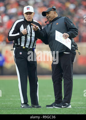 Cleveland, Ohio, USA. Dec 23, 2018. Cincinnati Bengals entraîneur en chef Marvin Lewis parle avec l'arbitre à la NFL football match entre les Bengals de Cincinnati et le Cleveland Browns Stadium de l'énergie au premier abord à Cleveland, Ohio. JP Waldron/Cal Sport Media/Alamy Live News Banque D'Images