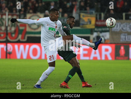 Augsburg, Allemagne. Dec 23, 2018. Sergio Cordova (L) d'Augsbourg Josuha Guilavogui rivalise avec de Wolfsburg en Bundesliga lors du match entre FC Augsburg et Vfl Wolfsburg à Augsburg, Allemagne, le 23 décembre 2018. Augsburg a perdu 2-3. Crédit : Philippe Ruiz/Xinhua/Alamy Live News Banque D'Images