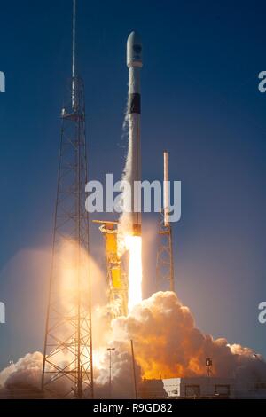 Cap Canaveral, Floride, USA. Dec 23, 2018. Une fusée SpaceX Falcon 9 transportant le U.S. National Security satellite GPS 3 SV01 nommé Vespucci décolle du complexe de lancement 40 à Cap Canaveral Air Force Station, 23 décembre 2018 à Cape Canaveral, en Floride. La Lockheed Martin satellite est conçu pour plus de puissance, de positionnement et de navigation les signaux de synchronisation autour du monde, en offrant aux utilisateurs civils et militaires avec des données plus précises qui est plus résistant aux menaces de brouillage croissant. Credit : Planetpix/Alamy Live News Banque D'Images