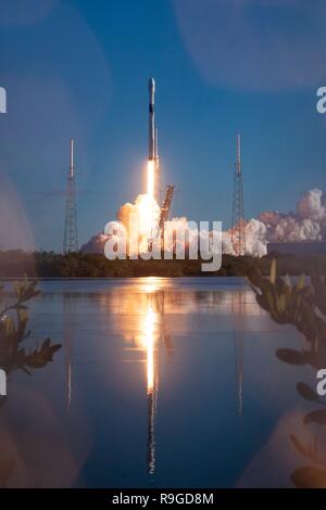 Cap Canaveral, Floride, USA. Dec 23, 2018. Une fusée SpaceX Falcon 9 transportant le U.S. National Security satellite GPS 3 SV01 nommé Vespucci décolle du complexe de lancement 40 à Cap Canaveral Air Force Station, 23 décembre 2018 à Cape Canaveral, en Floride. La Lockheed Martin satellite est conçu pour plus de puissance, de positionnement et de navigation les signaux de synchronisation autour du monde, en offrant aux utilisateurs civils et militaires avec des données plus précises qui est plus résistant aux menaces de brouillage croissant. Credit : Planetpix/Alamy Live News Banque D'Images