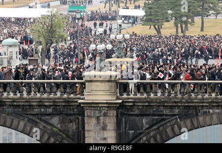 Tokyo, Japon. Dec 23, 2018. Wellwishers visiter le Palais impérial que l'empereur Akihito du Japon et les membres des familles royales apparaissent sur le balcon du Palais Impérial à Tokyo le Dimanche, Décembre 23, 2018. L'empereur Akihito a célébré son 85e anniversaire et il a l'intention d'adbicate le 30 avril de l'année prochaine. Credit : Yoshio Tsunoda/AFLO/Alamy Live News Banque D'Images