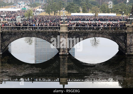 Tokyo, Japon. Dec 23, 2018. Wellwishers visiter le Palais impérial que l'empereur Akihito du Japon et les membres des familles royales apparaissent sur le balcon du Palais Impérial à Tokyo le Dimanche, Décembre 23, 2018. L'empereur Akihito a célébré son 85e anniversaire et il a l'intention d'adbicate le 30 avril de l'année prochaine. Credit : Yoshio Tsunoda/AFLO/Alamy Live News Banque D'Images