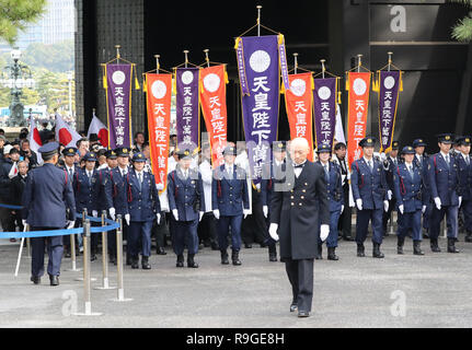 Tokyo, Japon. Dec 23, 2018. Wellwishers visiter le Palais impérial que l'empereur Akihito du Japon et les membres des familles royales apparaissent sur le balcon du Palais Impérial à Tokyo le Dimanche, Décembre 23, 2018. L'empereur Akihito a célébré son 85e anniversaire et il a l'intention d'adbicate le 30 avril de l'année prochaine. Credit : Yoshio Tsunoda/AFLO/Alamy Live News Banque D'Images