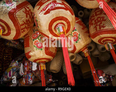 Chantaburi, Chantaburi, Thaïlande. Dec 22, 2018. Lanternes chinoises à vendre à Chantaburi. Chantaburi est la capitale de la province de Chantaburi Chantaburi sur la rivière. En raison de sa relativement bien conservé l'architecture traditionnelle et célèbre marché gem, Chantaburi est une destination populaire pour les touristes thaïlandais de semaine. Crédit : Jack Kurtz/ZUMA/Alamy Fil Live News Banque D'Images