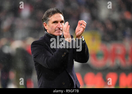 Bruno LABBADIA jubilation finale, l'entraîneur (VFL Wolfsburg), clap applaudissements, appaludiert, seule image, couper seul motif, la moitié de la figure, la moitié de la figure. 1er Football Bundesliga, 17e journée, journée17. FC Augsburg (A) - VFL Wolfsburg (WOB) 2-3, le 23.12.2020 à Augsbourg/Allemagne, WWK AREN A. DFL RÈGLEMENT INTERDIT TOUTE UTILISATION DE PHOTOGRAPHIE COMME DES SÉQUENCES D'IMAGES ET/OU QUASI VIDÉO. Dans le monde d'utilisation | Banque D'Images