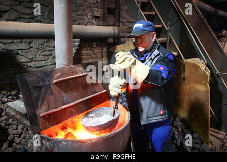 Wurzbach, Allemagne. Le 24 décembre, 2018. Dirk Günther travaille sur le four de coulée à l'Heinrichshütte monument technique Fonderie. Show casting events ont lieu régulièrement dans les salles de l'ancienne, où les visiteurs peuvent revivre l'historique de la production de fonte. Credit : Bodo Schackow Zentralbild-/dpa/ZB/dpa/Alamy Live News Banque D'Images