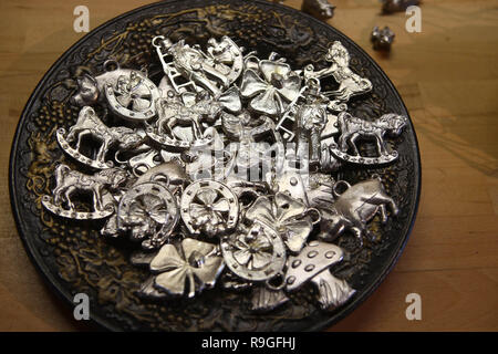 Wurzbach, Allemagne. Le 24 décembre, 2018. Lucky Charms en aluminium se trouvent dans un bol au monument technique pendant le spectacle Heinrichshütte Fonderie moulage. Show casting events ont lieu régulièrement dans les salles de l'ancienne, où les visiteurs peuvent revivre l'historique de la production de fonte. Credit : Bodo Schackow Zentralbild-/dpa/ZB/dpa/Alamy Live News Banque D'Images