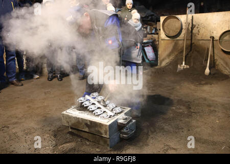 Wurzbach, Allemagne. Le 24 décembre, 2018. Dirk Günther ouvre un moule à la fonderie Heinrichshütte monument technique. Show casting events ont lieu régulièrement dans les salles de l'ancienne, où les visiteurs peuvent revivre l'historique de la production de fonte. Credit : Bodo Schackow Zentralbild-/dpa/ZB/dpa/Alamy Live News Banque D'Images