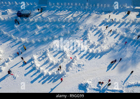 Harbin, Harbin, Chine. Le 24 décembre, 2018. Harbin, Chine-Les gens font 2 019 bonhommes par lac Songhua Harbin, dans la province du nord-est de la Chine. Crédit : SIPA Asie/ZUMA/Alamy Fil Live News Banque D'Images