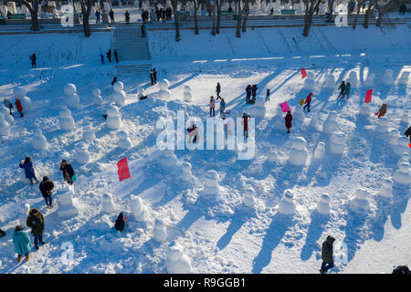 Harbin, Harbin, Chine. Le 24 décembre, 2018. Harbin, Chine-Les gens font 2 019 bonhommes par lac Songhua Harbin, dans la province du nord-est de la Chine. Crédit : SIPA Asie/ZUMA/Alamy Fil Live News Banque D'Images