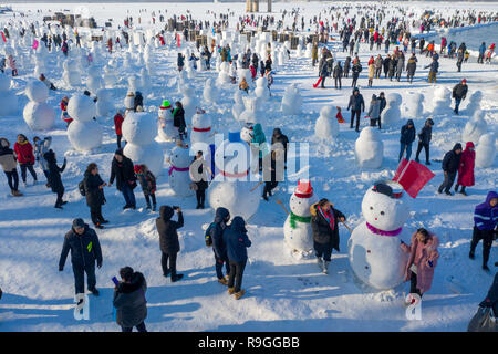 Harbin, Harbin, Chine. Le 24 décembre, 2018. Harbin, Chine-Les gens font 2 019 bonhommes par lac Songhua Harbin, dans la province du nord-est de la Chine. Crédit : SIPA Asie/ZUMA/Alamy Fil Live News Banque D'Images