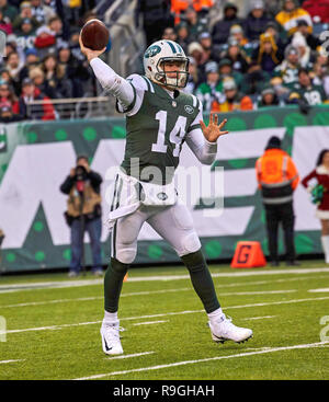 23 décembre 2018 - East Rutherford, New Jersey, États-Unis - New York Jets quart-arrière Sam Darnold (14) passe au second semestre au cours d'un match de la NFL entre les Packers de Green Bay et les New York Jets à MetLife Stadium à East Rutherford, New Jersey. Les New York Jets sont étourdis par les Packers de Green Bay 44-38 en prolongation. Duncan Williams/CSM Banque D'Images