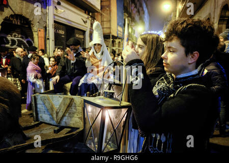 23 décembre 2018 - Pamplona, Navarra, Espagne - un enfant vu Olenchero escorte transportant des lampes, pour le guider à travers les rues pendant l'événement..Olenchero, un personnage mythologique de la culture Basque-Navarran, vit pour que le charbon dans les montagnes au cours de l'année et va vers le bas pour les villages, le jour de Noël, équitation, un chariot tiré par un âne avec sa femme Mari Domingui, ramasser les lettres de demandes d'enfants et de distribution de châtaignes, des cadeaux et des bonbons pour les plus petits. (Crédit Image : © Elsa A Bravo/SOPA des images à l'aide de Zuma sur le fil) Banque D'Images