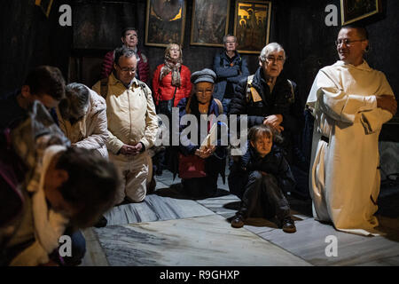 24 décembre 2018, la Palestine. Zones Autonomes, Bethléem : les chrétiens prient dans l'église de la Nativité à Bethléem. Les chrétiens du monde entier ont célébré Noël en Terre Sainte le lundi. De nombreux fidèles se sont réunis à la place de la nativité à Bethléem pour recevoir la traditionnelle procession de Noël à partir de Jérusalem. Photo : Ilia Efimovitch/dpa Banque D'Images