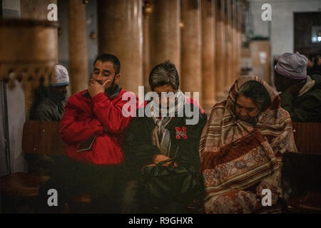 24 décembre 2018, la Palestine. Zones Autonomes, Bethléem : les chrétiens prient dans l'église de la Nativité à Bethléem. Les chrétiens du monde entier ont célébré Noël en Terre Sainte le lundi. De nombreux fidèles se sont réunis à la place de la nativité à Bethléem pour recevoir la traditionnelle procession de Noël à partir de Jérusalem. Photo : Ilia Efimovitch/dpa Banque D'Images
