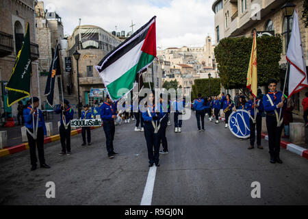 Bethléem, Palestine. Zones autonomes. Le 24 décembre, 2018. Les Scouts avec tambours et instruments à vent ont défilé dans les rues de la petite ville de Bethléem à midi. Les chrétiens du monde entier ont célébré Noël en Terre Sainte le lundi. De nombreux fidèles se sont réunis à la place de la nativité à Bethléem pour recevoir la traditionnelle procession de Noël à partir de Jérusalem. Credit : Ilia Efimovitch/dpa/Alamy Live News Banque D'Images