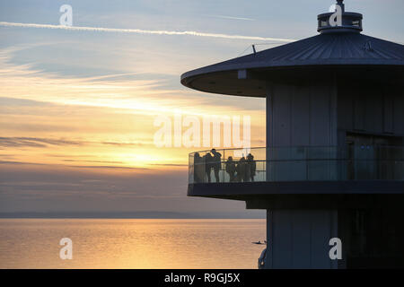 Southend, Southend on Sea, Royaume-Uni. Le 24 décembre, 2018. Coucher du soleil sur la plage de Southend on Sea, sur l'estuaire de la Tamise. Credit : Penelope Barritt/Alamy Live News Banque D'Images