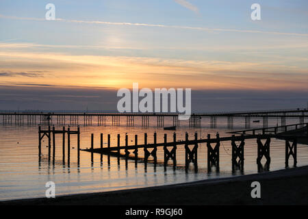 Southend, Southend on Sea, Royaume-Uni. Le 24 décembre, 2018. Coucher du soleil sur la plage de Southend on Sea, sur l'estuaire de la Tamise. Credit : Penelope Barritt/Alamy Live News Banque D'Images