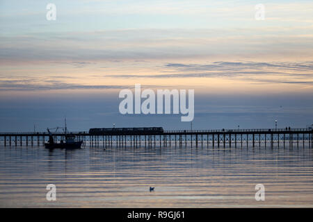 Southend, Southend on Sea, Royaume-Uni. Le 24 décembre, 2018. Coucher du soleil sur la plage de Southend on Sea, sur l'estuaire de la Tamise. Credit : Penelope Barritt/Alamy Live News Banque D'Images