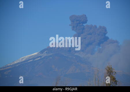 Catane, Sicile, Italie. 24 Décembre, 2018. Volcan le plus actif d'Europe, le Mont Etna, en éruption dans l'après-midi. Credit : jbdodane/Alamy Live News Banque D'Images