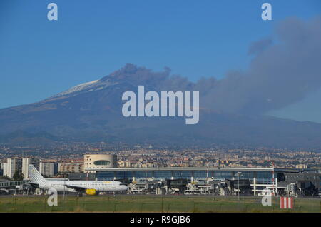 Catane, Sicile, Italie. 24 Décembre, 2018. Volcan le plus actif d'Europe, le Mont Etna, en éruption dans l'arrière-plan de l'aéroport de Catane. ont été perturbés. Credit : jbdodane/Alamy Live News Banque D'Images